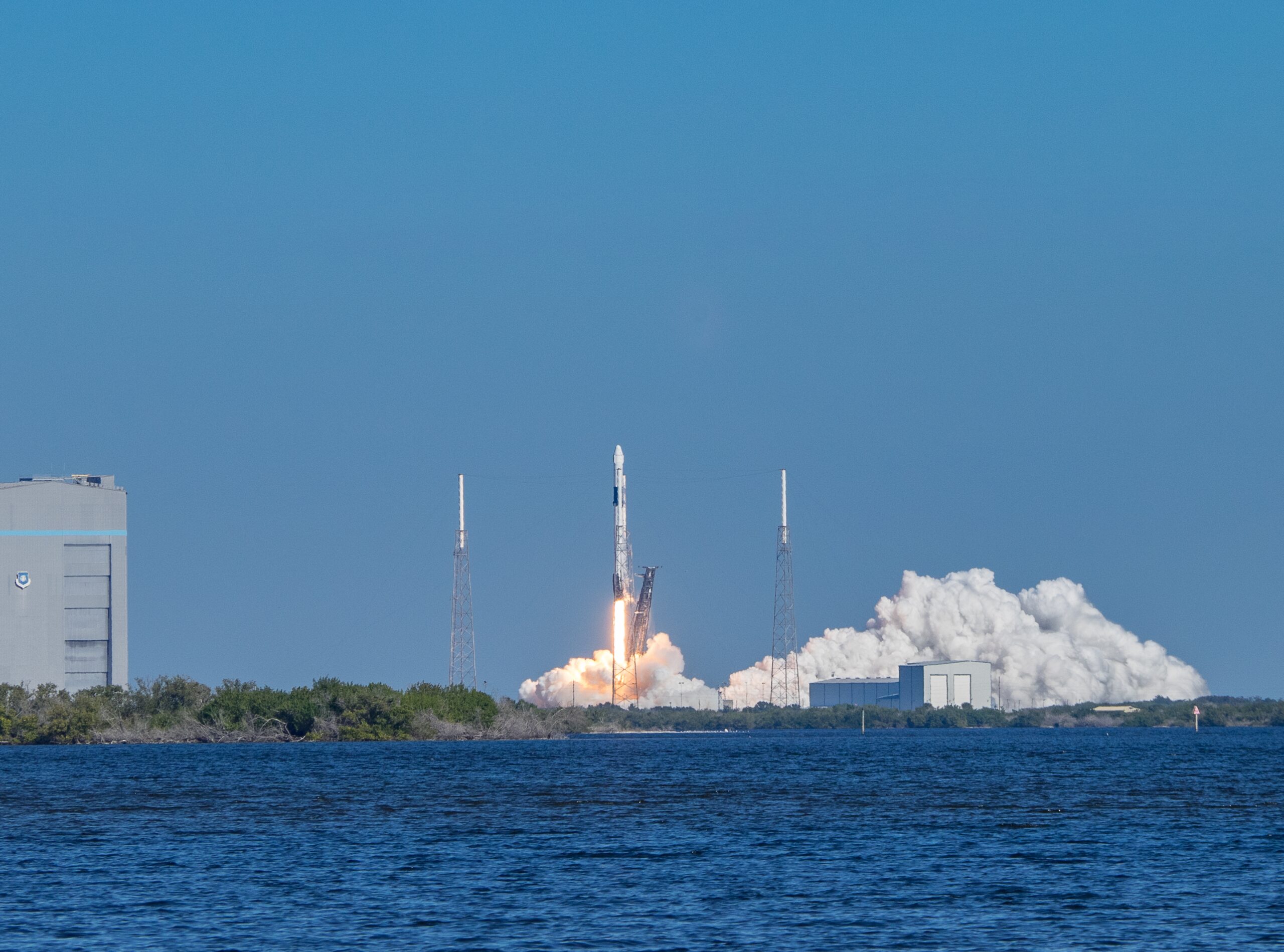 falcon 9 launch from launch complex 40 on cape canaveral air force station