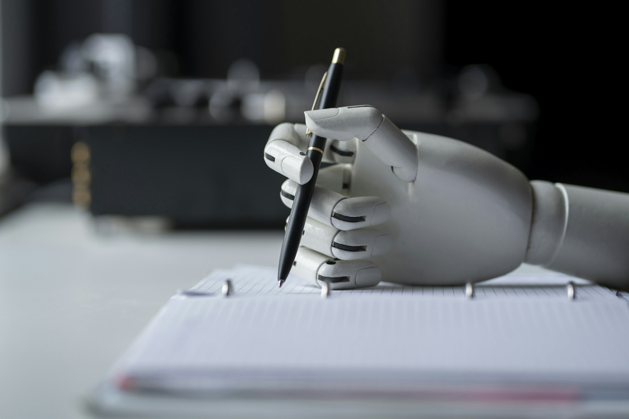 the artificial robotic arm write down some notes with pen