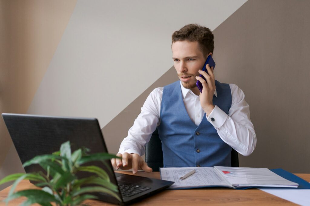 Photo successful focused man with beard and uses modern digital smart device