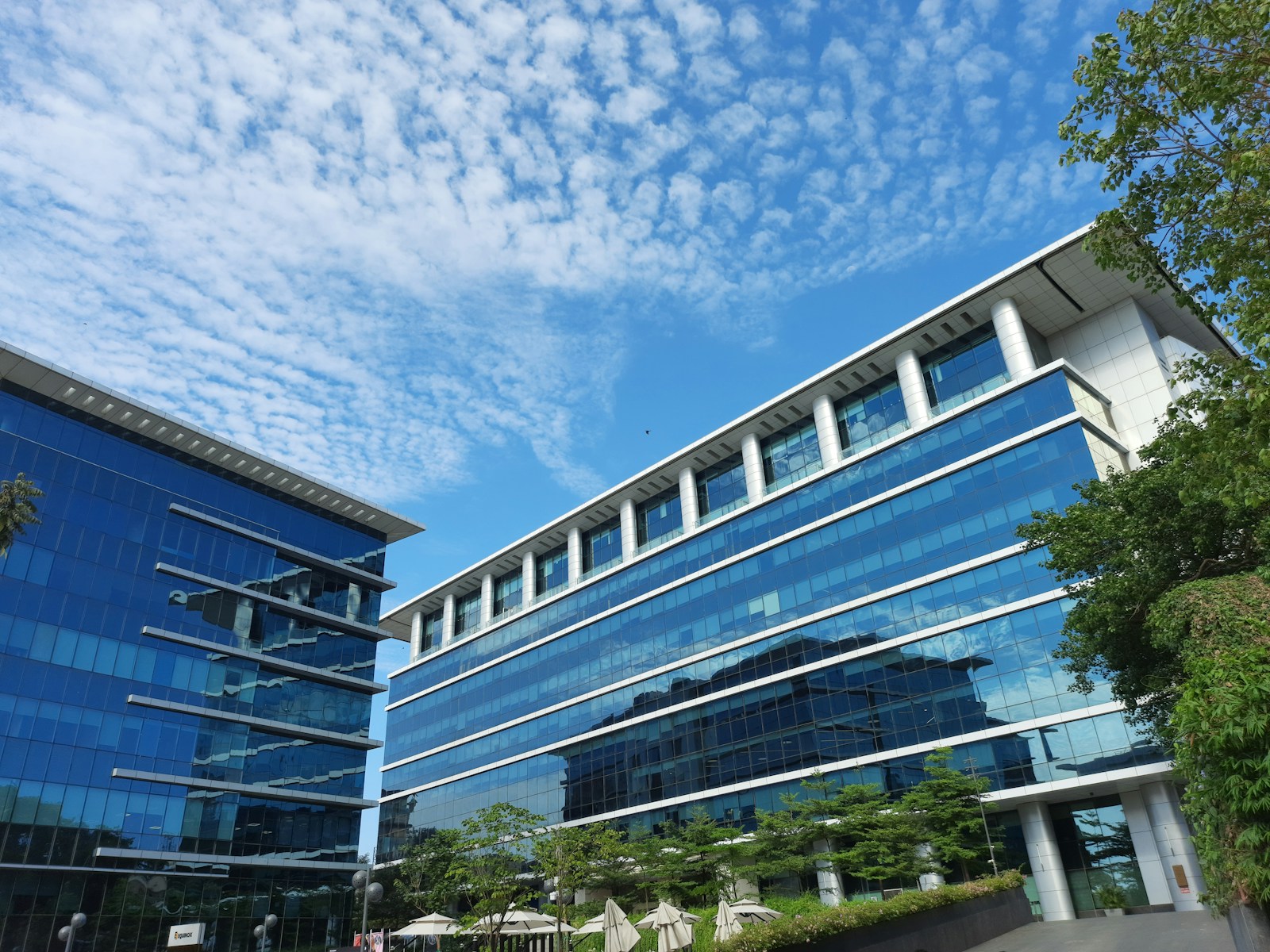 Oracle’s Data Center New Setback Shakes Tech Stocks a building with a lot of windows and a sky background