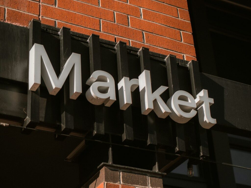a sign on the side of a building that says market