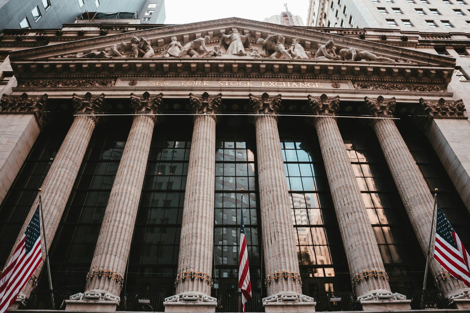 How Artificial Intelligence Is Transforming New Global Financial Markets concrete building with USA flags